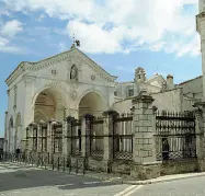  ??  ?? A sinistra, la basilica di San Michele a Monte Sant’Angelo. A destra l’abbazia di Pulsano, inserito tra i luoghi patrimonio Unesco