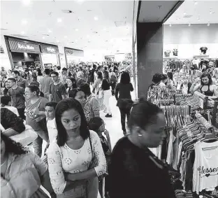  ?? Rubens Cavallari/Folhapress ?? Clientes lotam corredor e loja do Shopping Metrô Itaquera (zona leste); local prevê registrar um movimento recorde hoje: são esperadas 140 mil pessoas