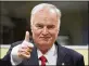  ?? PETER DEJONG / AP ?? Ratko Mladic flashes a thumbs-up as he enters the war crimes tribunal Wednesday.
