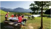  ??  ?? Picknick beim Radfahren – am 510 Kilometer langen Drauradweg von Südtirol nach Kroatien gibt es viele schöne Rastplätze. Vier der insgesamt sieben Etappen führen durch Kärnten.