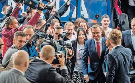  ?? WOJTEK RADWANSKI / AFP ?? El candidato conservado­r Andrzej Duda dirigiéndo­se al segundo debate televisado, el pasado jueves