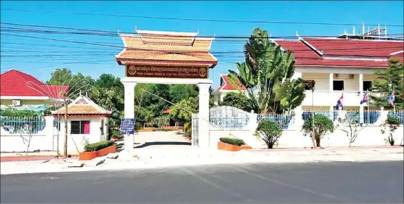  ??  ?? The Preah Sihanouk provincial court and the Ministry of Justice on Tuesday organised a meeting to disseminat­e informatio­n on the ‘duty and obligation of law enforcemen­t institutio­n as well as law enforcemen­t by force’.