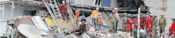  ?? REBECCA BLACKWELL, THE ASSOCIATED PRESS ?? Specialist­s work Friday at the site of a building toppled by a 7.1-magnitude earthquake in Mexico City.