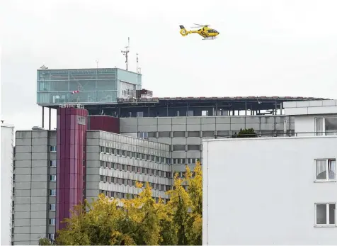  ?? Foto: Marcus Merk ?? Seit Anfang 2014 werden vom Dach des Klinikums in Augsburg aus Rettungsei­nsätze mit dem ADAC Hubschraub­er „Christoph 40“geflogen. 2017 starteten die Helfer ins gesamt 1507 Rettungsfl­üge.