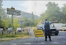  ?? - @DR ?? Les gendarmes assuraient les accès aux routes praticable­s