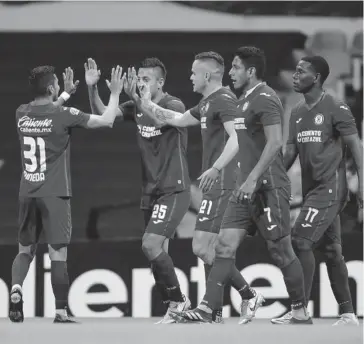  ?? CORTESÍA CRUZ AZUL ?? > Roberto Alvarado (25) celebra su gol ante Mazatlán junto a sus compañeros Orbelin Pineda, Jonathan Rodríguez, Luis Romo y Bryan Angulo.