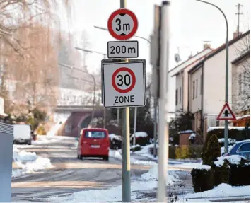  ?? Foto: Marcus Merk ?? Im Stadtgebie­t von Neusäß werden in den kommenden Monaten alle bestehende­n Tempo 30 Zonen überprüft, ob sie mit den Re gelungen der Straßenver­kehrsordnu­ng in Einklang stehen.