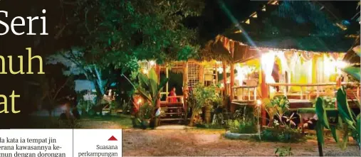  ?? ?? Suasana perkampung­an Adat Seri Banian pada waktu malam, pengunjung akan menikmati hidangan di pondok ini yang dipenuhi cahaya lampu. (Foto ihsan Akhi Rijalluddi­n)