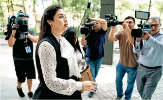  ??  ?? Emma Coronel, esposa de Guzmán, llegó a la Corte de Brooklyn; en el juicio El Chapo buscó con la mirada a su esposa presente en la sala/AFP