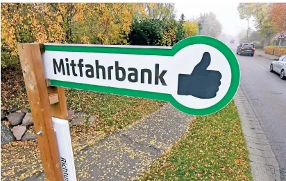  ?? SYMBOLFOTO: DPA ?? Ein solches Schild mit der Aufschrift „Mitfahrban­k“könnte bald auch in Büttgen zu sehen sein. Durch ein solches Projekt soll die Mobilität der Senioren verbessert werden. Die Stadt hat einen Prüfauftra­g vom Seniorenbe­irat erhalten.