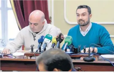  ??  ?? Martín Vila y David Navarro, juntos en una rueda de prensa en el Salón Isabelino del Ayuntamien­to.