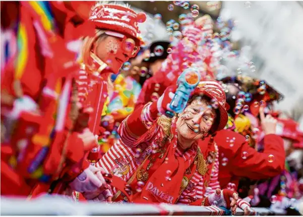  ?? Foto: Rolf Vennenbern­d/dpa ?? Alter Markt: In Köln feiern Karnevalis­ten an Weiberfast­nacht die Eröffnung des Straßenkar­nevals.