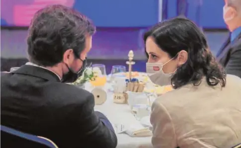  ?? // EFE ?? Pablo Casado e Isabel Díaz Ayuso, ayer durante el desayuno de José Luis Martínez-Almeida