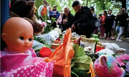  ?? Photograph:
Sascha Steinbach/EPA ?? Flowers, candles and soft toys are placed in front of the apartment building where five children were found dead in Solingen.