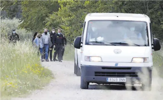  ?? ÁNGEL DE CASTRO ?? Los concejales de Policía Local y Bomberos, Patricia Cavero y Alfonso Mendoza, caminan tras el furgón que llevaba el cuerpo del niño.