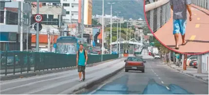  ??  ?? Irregulari­dade: pedestre caminhando tranquilam­ente na faixa exclusiva para o BRT no Tanque, se expondo ao risco de sofrer um acidente