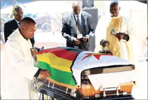  ?? — Picture by Eliah Saushoma ?? Roman Catholic Church priests conduct rituals for national hero Professor Callistus Ndlovu at his rural home at Sanzukwi Village in Brunapeg, Plumtree, yesterday.