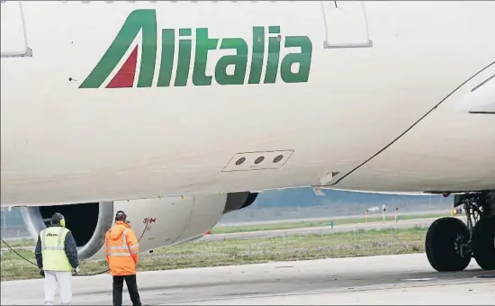  ?? REMO CASILLI / REUTERS ?? Un avión de Alitalia en el aeropuerto de Fiumicino (Roma); la aerolínea lucha por sobrevivir