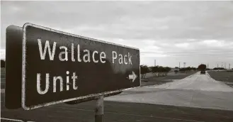  ?? Yi-Chin Lee / Staff photograph­er ?? A road sign gives direction on getting to the Wallace Pack Unit. Advocates are pushing for inmates to travel the other way.