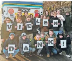  ?? FOTO: ANGELIKA KLÖTZER ?? Die glückliche­n Schüler vor der Abfahrt nach Bayern.