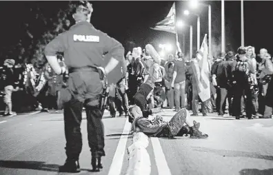  ?? Zažilo saské městečko Heidenau v roce 2015. Protestům proti ubytováván­í uprchlíků se postavili stoupenci levice. FOTO ČTK ?? Horký srpen