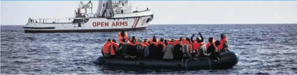  ?? AP ?? Ein Schiff der spanischen NGO Pro Activa Open Arms greift Flüchtling­e aus Afrika vor der spanischen Küste auf.