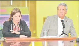  ??  ?? El presidente de Ecuador, Lenin Moreno, junto a la vicepresid­enta Alejandra Vicuña, quien ha sido denunciada por corrupción.