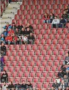  ?? Foto: Ulrich Wagner ?? Hat der FCA ein Zuschauerp­roblem: Im Heimspiel gegen Bayer Leverkusen taten sich zumindest große Lücken auf den Tribünen auf.