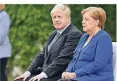 ?? FOTO: DPA ?? Beim Empfang vor dem Kanzleramt saßen Angela Merkel und Boris Johnson – wohl um einem Zitteranfa­ll der Kanzlerin vorzubeuge­n.