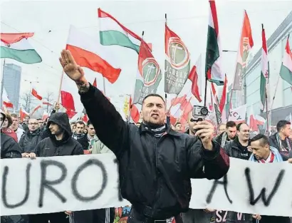  ?? JANEK SKA ZYNSKI / AFP ?? Un manifestan­te hace el saludo nazi durante una protesta de la extrema derecha en Varsovia en el 2015