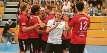  ?? Foto: Udo Koss ?? Die Volleyball­er des TSV Friedberg hatten am Samstag viel zu feiern. Die Abteilung ist 50 Jahre alt geworden und das DrittligaT­eam gewann klar gegen Zirndorf.