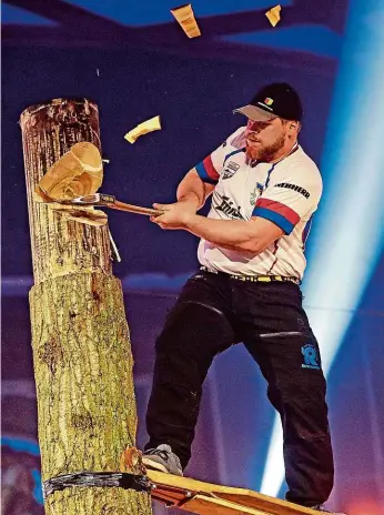  ?? Foto: David Neff, MAFRA ?? Soutěž dřevorubců Pozornost fanoušků celého světa se v pátek a v sobotu upnula k Průmyslové­mu paláci, kde se závodilo se sekyrou i ruční nebo motorovou pilou. Nechyběl ani Čech Martin Roušal.