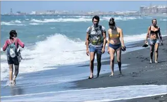  ??  ?? AL AIRE LIBRE. Una pareja disfruta al caminar por la playa en Ostia, situada al oeste de Roma.