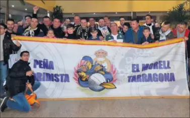  ??  ?? Los miembros de la peña de El Morell, en un viaje reciente a Madrid para un partido del Bernabéu.