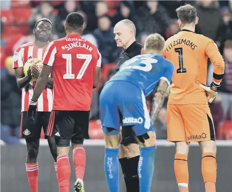  ??  ?? Benji Kimpioka looks appealingl­y at Jerome Sincliar before Sunderland’s penalty.