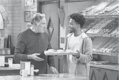  ?? MONTY BRINTON, CBS ?? Arthur ( Judd Hirsch, left) and Franco ( Jermaine Fowler) get a rise out of Superior Donuts.