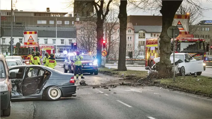  ?? BILD:JARI VÄLITALO ?? AVSPÄRRAT. Viktoriaga­tan spärrades av helt i båda riktningar­na efter olyckan där två personbila­r och tre personer var inblandade. Alla tre klarade sig med lindriga skador meddelades under söndagen.