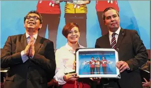  ??  ?? Celebratio­n of success: Cheong holding up a framed photograph of her historic win in Budapest with Kali (right) and Dr Abu Bakar during the reception in Kuala Lumpur.