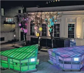  ??  ?? Die „MQbis“sind neu, ersetzen die Eispavillo­ns und bieten auf je 35 Quadratmet­ern Platz für Punschtrin­ker.