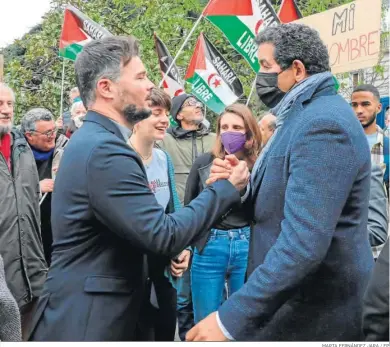  ?? MARTA FERNÁNDEZ JARA / EP ?? El portavoz de ERC, Gabriel Rufián, saluda ayer en la entrada del Congreso a un manifestan­te saharahui.