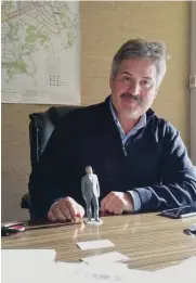  ??  ?? Dimitri Werchowod, Direktor von Academpark, mit einer Ministatue von sich aus einem 3D-Drucker