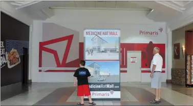  ?? NEWS PHOTO COLLIN GALLANT ?? The constructi­on barrier off the foodcourt at the Medicine Hat Mall is set to come down on Monday to reveal a newly remodelled wing that will include a modern foodcourt and new retail bays. Constructi­on has been underway since last winter to transform...