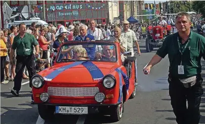  ?? ?? Stargast beim Tag der Sachsen 2011 in Kamenz war der erste Deutsche im All. Siegmund Jähn fuhr damals im offenen Trabi im Festumzug mit. Die gleiche Streckenfü­hrung ist für den Umzug zur 800-Jahr-feier 2025 geplant.