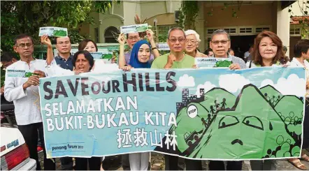  ??  ?? Speaking out: Penang Forum members protesting outside the CAP office in George Town.