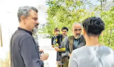  ?? FOTO: JAN JESSEN ?? Jan Jessen (links) spricht mit Menschen, die aus der afghanisch­en Stadt Herat vor den Taliban nach Kabul geflohen sind.