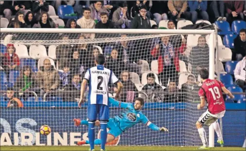  ??  ?? PIERNA FIRME. Manu García engañó a Poroto Lux y transformó el penalti que acabó dando los tres puntos al Alavés.