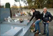  ??  ?? Recueillem­ent sur la tombe de Louis Bianco avec Michel Lessardi.