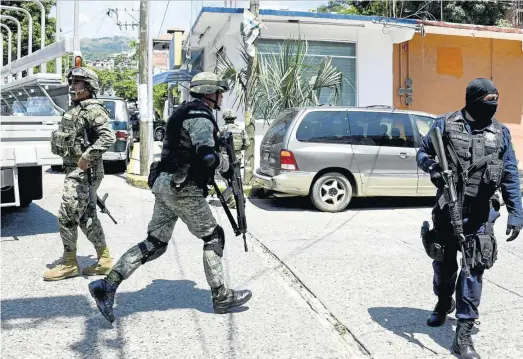  ?? AFP / FRANCISCO ROBLES ?? ▶▶ En plena operación ▷ Miembros del Ejército y la Policía Federal, en una redada contra agentes locales corruptos, en Acapulco, en septiembre.