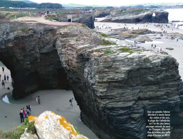  ??  ?? Avec ses grandes falaises dévoilant à marée basse des voûtes et des arcs, la plage des Cathédrale­s est l’un des plus beaux paysages naturels du nord de l’Espagne. Elle a été élue deuxième plus belle plage d’Europe en 2013.