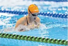  ?? Foto: Oliver Kremer, Pixolli Studios, dpa ?? Emely Telle schwimmt bei den Paralympis­chen Spielen. Dort tritt sie gegen Sportler an, die auch sehbehinde­rt sind.
